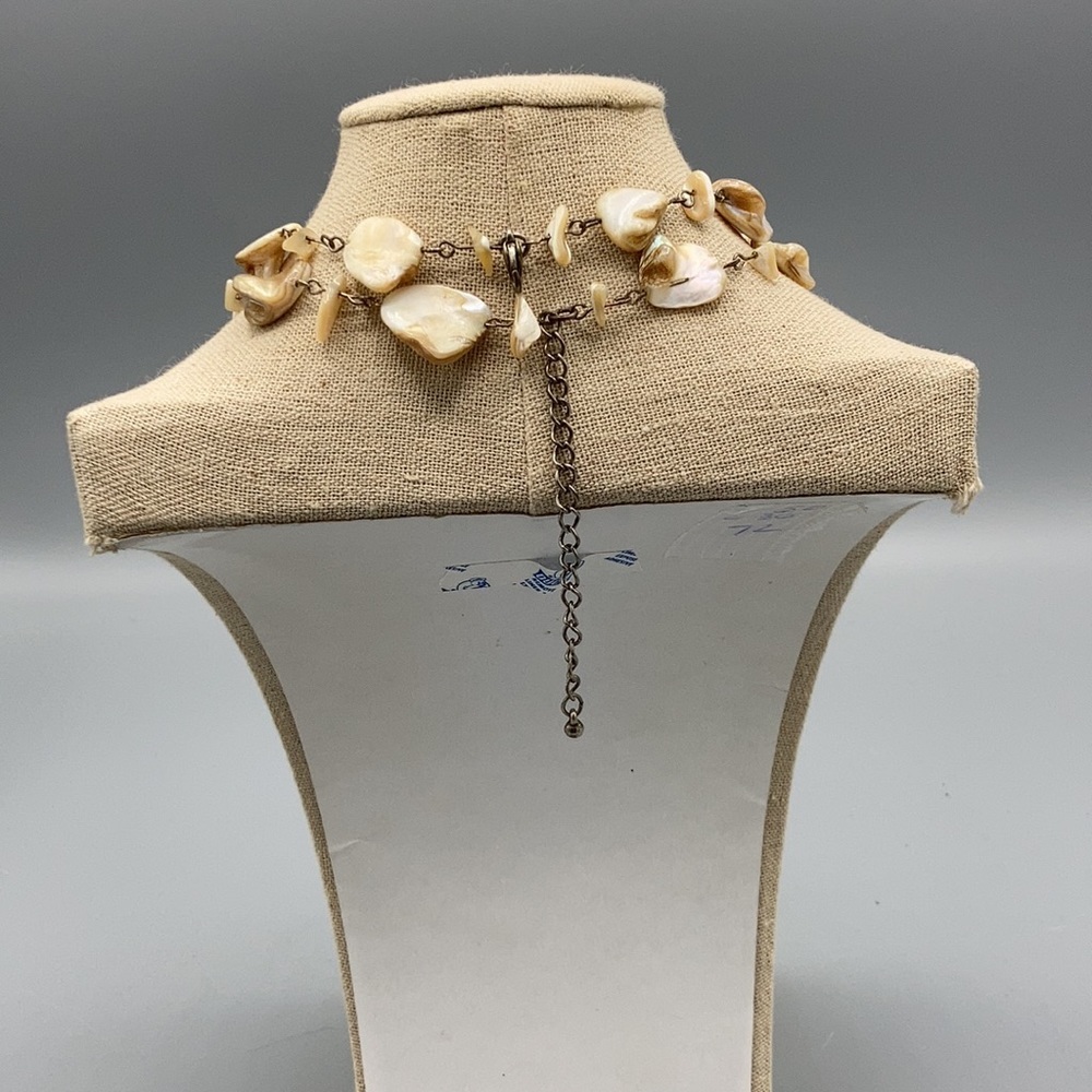 Shell and wire chain necklace with clasp and adjuster - Picture 2 of 3